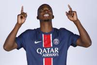 El defensa central William Pacho ya fue presentado oficialmente en el PSG 