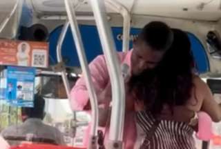 Usuarios en redes viralizaron el video de una pedida de mano en un bus de Guayaquil.