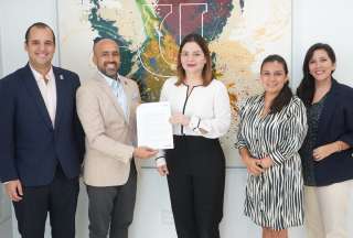 Samia Tacle (der.), gerenta de la Empresa Pública de Comunicación del Ecuador firmó el convenio interinstitucional con Isidro Fierro, rector de la Universidad Espíritu Santo de Guayaquil.