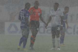 El partido entre Liga de Quito y Emelec se suspendió por la tormenta eléctrica