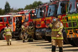 Los bomberos acudieron al incendio en la localidad de Coronel, en el sur de Chile. 