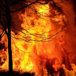 Más de 30.000 evacuados por violentos incendios en Colorado