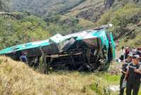 El volcamiento de un bus dejó como saldo nueve heridos y un fallecido. Ocurrió en la vía Pallatanga.