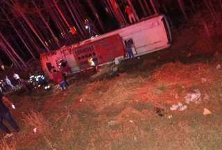 Un bus de la cooperativa Reina del Camino se volcó esta madrugada en Manabí. El hecho dejó más de diez heridos. 