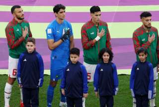 Bono (segundo, izq.) participó en la ceremonia del himno con Marruecos.