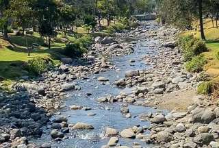 En una rueda de prensa, autoridades de Cuenca hablaron sobre el estado de sequía que atraviesa la ciudad. Se alertó sobre cortes de agua. 