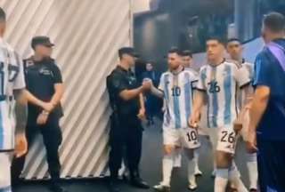 Policías argentinos felices por saludar a Lionel Messi y al Dibu Martínez