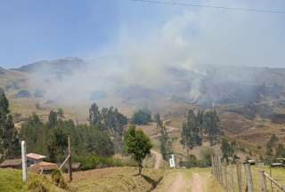 Al menos seis incendios se registran en Cuenca, los cuales provocaron una densa nube de humo. 