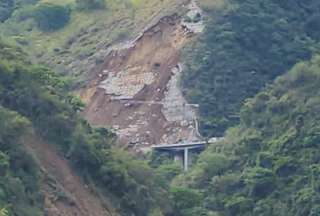 La maquinaria de la concesionaria quedó bajos los escombros.