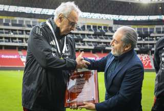 Jorge Fossati (izq.) recibe una placa de parte de Isaac Álvarez, presidente de Liga de Quito