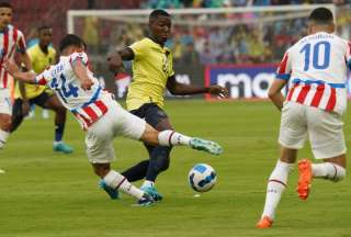 Moisés Caicedo (centro) durante la disputa del partido entre Ecuador y Paraguay