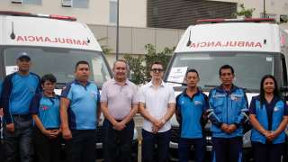 El presidente Daniel Noboa (centro) y el ministro Antonio Naranjo (centro,izq.) durante la entrega de 49 ambulancias este 26 de agosto de 2024.