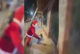 Para esta Navidad Papá Noel cambió de profesión y ahora se dedica a combatir el crimen.