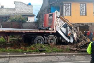 Un tráiler se chocó contra una vivienda en la vía Alóag-Santo Domingo, en el kilómetro 2.