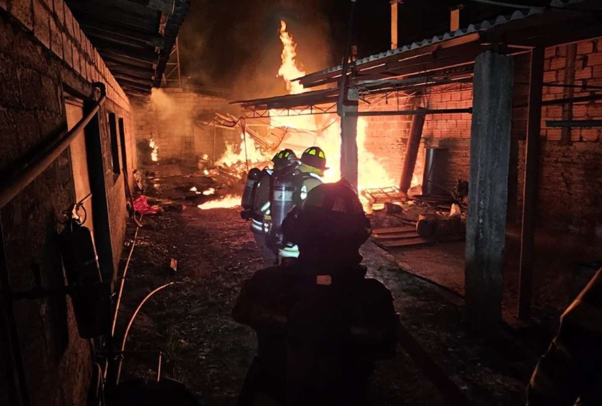 El Cuerpo de Bomberos de Cuenca controló un incendio en una fábrica ubicada en el sur de la ciudad.