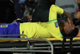 Neymar se retiró del partido dando muestras de mucho dolor