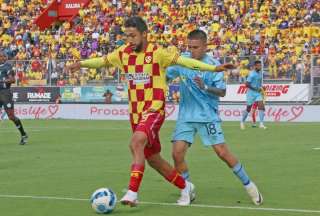 Jeison Medina (izq.) durante el duelo disputado entre Aucas y Universidad Católica, en el estadio de Chillogallo.