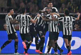 Botafogo tiene casi asegurado su pase a la final de la Copa Libertadores, gracias a su goleada en Río de Janeiro.