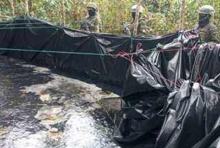 En Shushufindi, cantón de Sucumbíos, los militares encontraron una piscina clandestina con combustible.