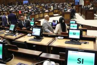 Asamblea dio paso para continuar con el juicio político en contra de Andrea Arrobo, exministra de Energía.