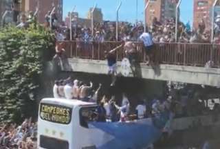 Dos hinchas se lanzaron de un puente al carro de la selección de Argentina