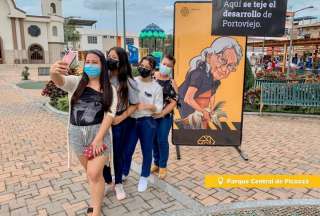 Un grupo de chicas se fotografía con la imagen de Ivón Uquillas