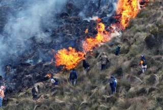 Tras los incendios registrados en Azuay y Loja, el Ministerio de Educación determinó la no presencialidad en varias instituciones educativas. 