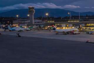 En redes sociales se compartieron videos que muestran la presencia de neblina en el sector del aeropuerto.