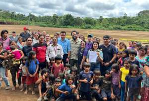 El ministro Édgar Lama (centro) durante una visita el pasado 3 de mayo a la comunidad de Taisha.