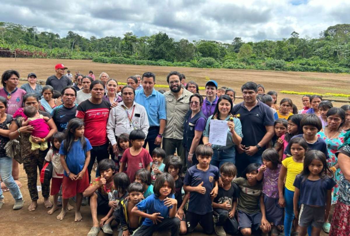 El ministro Édgar Lama (centro) durante una visita el pasado 3 de mayo a la comunidad de Taisha.
