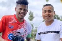 Romario Bolaños (izq.) posó con la camiseta de su nuevo club, Águilas.