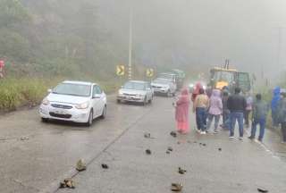 Un cierre vial se registró en la vía Cuenca-Molleturo-El Empalme. 