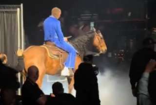En su última presentación, Bad Bunny entró montado en un caballo y ha recibido varias críticas por este acto.