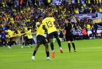 Énner Valencia (der.) festeja el gol de Ecuador junto a John Mercado. 