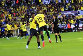 Énner Valencia (der.) festeja el gol de Ecuador junto a John Mercado. 