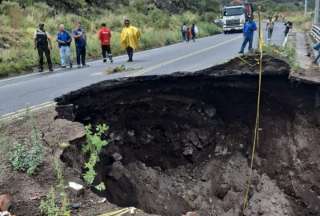 Una parte de la carretera Baños-Pelileo se desprendió debido a un posible derrumbe. 