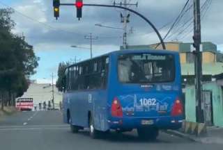 Personas Viajando en Transporte Público