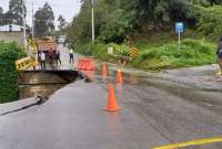 La vía Loja-Malacatos está cerrada. Hubo un deslizamiento en la carretera. 