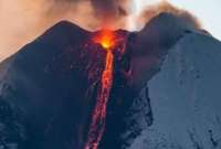 Debido a la erupción del volcán Sangay, la Aviación de Ecuador alertó que varios vuelos podrían desviarse.