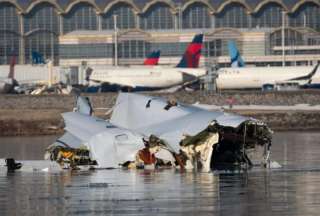 Medios internacionales reportaron que iniciaron las investigaciones tras hallar las cajas negras del avión de American Airlines estrellado el pasado miércoles. 