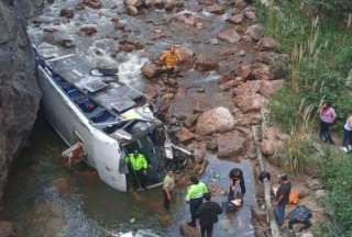 El bus cayó del puente y terminó en el río.