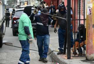 En dos barrios del sur de Guayaquil retiran vallas metálicas y cámaras clandestinas. 