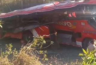 Un bus de la Cooperativa Putumayo se accidentó en el kilómetro 5 de la vía Pifo-Putumayo.