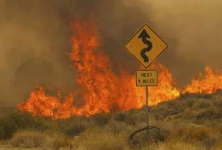 Un bombero resultó herido por el enorme incendio en California.