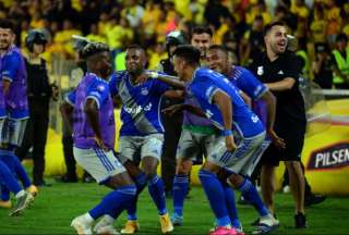 Miler Bolaños festeja con sus compañeros tras la victoria sobre Barcelona