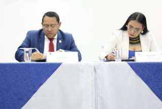 El contralor Mauricio Torres y la presidenta del CNE, Diana Atamaint, durante la firma del convenio.