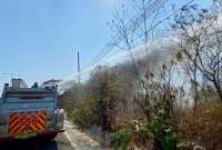 Así se coordinan los trabajos para liquidar el incendio forestal en la Perimetral, en Guayaquil. 