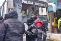 En un hostal de Tulcán, Carchi, fueron encontrados 26 migrantes. Se presume que serían víctimas de tráfico de migrantes. 