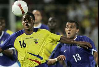 Antonio Valencia (izq.) protege el balón ante Dani Alves, en un partido entre Ecuador y Brasil