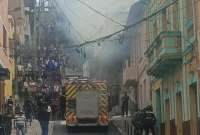 Bomberos atienden incendio estructural en el Centro Histórico.